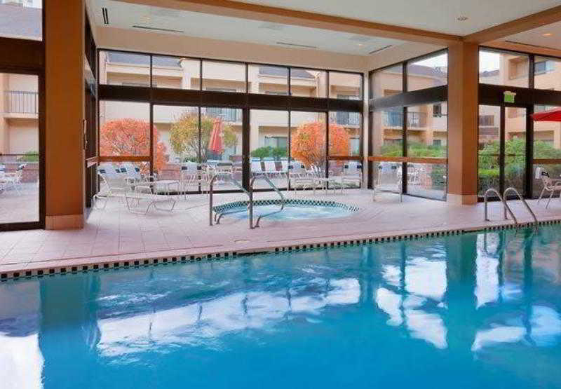 Courtyard Chicago Hotel 3*