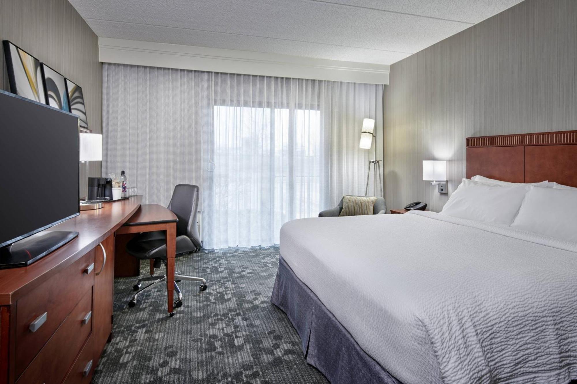Courtyard Chicago Hotel 3*